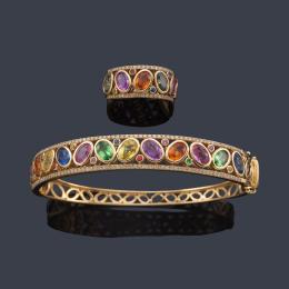 Lote 2507
Pulsera rígida y anillo con frente de gemas de color talla oval en montura de oro amarillo de 18K.