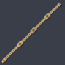 Lote 2522: Pulsera con tres esmeraldas talla cabujón con orla de brillantes en montura de oro amarillo de 18K.