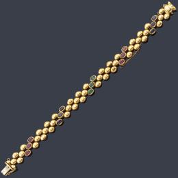 Lote 2524: Pulsera con zafiros, esmeraldas y rubíes talla oval en montura de oro amarillo de 18K.