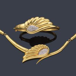 Lote 2525: Collar y pulsera rígida con diseño en forma de ala con pavé de brillantes, en montura de oro amarillo de 18K.