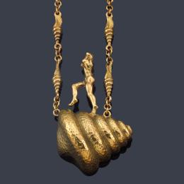 Lote 2526: Cadena Dali con colgante "Mujer desnuda subiendo escalera", en oro amarillo (18K).