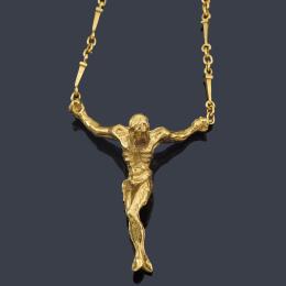 Lote 2527: DALÍ
Colgante-escultura con 'Cristo de San Juan de la Cruz' en oro amarillo de 18K.