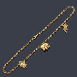 Lote 2531: Collar con tres colgantes en forma de elefante, tortuga y cocodrilo en montura y cadena de oro amarillo de 18K.