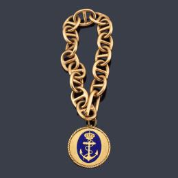 Lote 2537: Pulsera con eslabones ovalados y medalla colgante con motivo de ancla y corona de la Marina Real con esmalte azul.