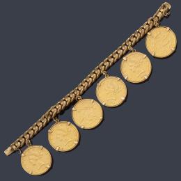 Lote 2541: Pulsera con eslabones barbados en oro amarillo de 18K con seis monedas de oro de 10 dólares americanos en oro de 22 K.