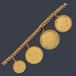 Lote 2543: Pulsera con eslabones barbados en oro amarillo de 18K con cuatro monedas