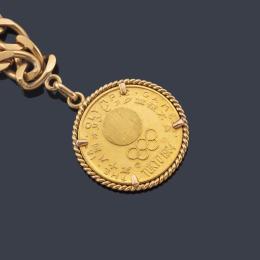 Lote 2546: Pulsera con eslabones en oro amarillo de 18K con moneda de los JJ.OO de Tokio 1964.