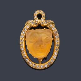 Lote 2548: Colgante ovalado con motivo central de cabeza de león realizado en cuarzo citrino cincelado y tallado.