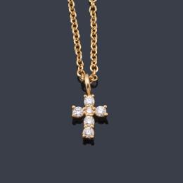 Lote 2556: Cruz con diamantes talla brillante de aprox. 0,05 ct en total.