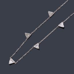 Lote 2559: Collar con cinco motivos con diamantes talla triángulo y brillante de aprox. 0,92 ct en total.