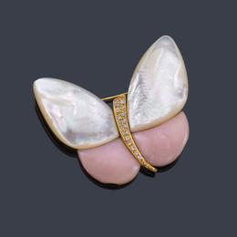 Lote 2570: Broche en forma de mariposa con banda central de brillantes con doble pieza de nácar y cuarzo rosa.