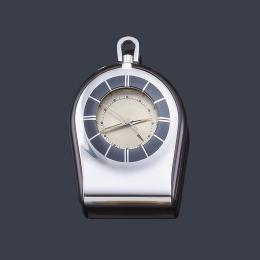 Lote 2587: Reloj-despertador de viaje JAGER LE COULTRE con caja en acero y esmalte negro. Con funda de piel.