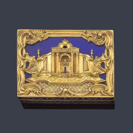 Lote 2594: Caja rectangular con motivo cincelado con elemento arquitéctonico columnado con escaleras en ambos lados curvadas realizado en oro amarillo de 18K.