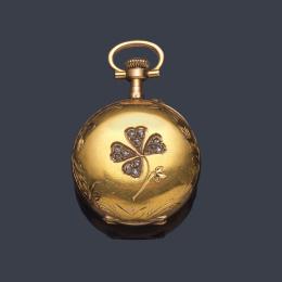Lote 2602: Reloj lepin de colgar en oro amarillo de 18 K con trébol cuajado de brillantes.