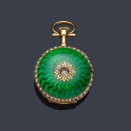Lote 2603: A La Gerbe D'Or París, reloj lepin de colgar con caja en oro amarillo de 18 K, esmalte guilloché, diamante talla antigua y perlitas.