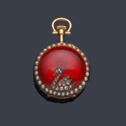Lote 2604: Reloj lepin de colgar con caja en oro amarillo de 18 K, esmalte guilloche, diamantes talla antigua y perlitas.