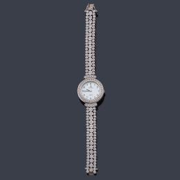 Lote 2624: CYMA, reloj joya de señora con caja y brazalete en oro blanco de 18 K con brillantes.
