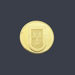 Lote 2685: Moneda conmemorativa Alfonso XII en oro de 22 K.