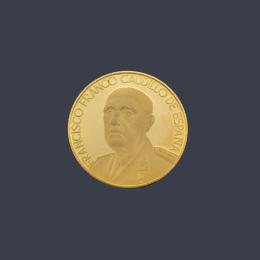 Lote 2687: Moneda conmemorativa Francisco Franco en oro de 22 K.
Con estuche y documentación.