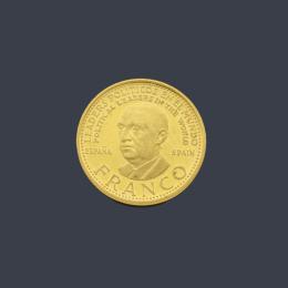 Lote 2688: Moneda conmemorativa de Franco en oro de 22 K