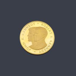 Lote 2691: Moneda conmemorativa John F. Kennedy y Robert Kennedy en oro de 22 K. Con estuche y documentación