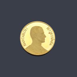 Lote 2692: Moneda conmemorativa Juan Carlos I en oro de 22 K.