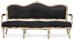 Lote 1055: Canapé estilo Luis XV en madera tallada, pintada y parcialmente dorada, con tapicería azul oscuro. Finales S. XIX