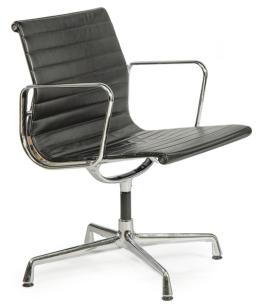 Lote 1362: Charles (1907 -1978) y Ray Eames (1912 - 1988) para Vitra. 
Silla modelo Aluminium Chair EA 108