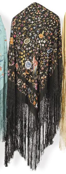 Lote 1372
Mantón de Manila negro en seda con chinerías bordadas de colores, pájaros y flores.