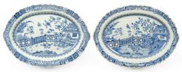 Lote 1375:  Pareja de fuentes de borde ondulado de porcelana china azul y blanco Dinastía Qing S. XVIII