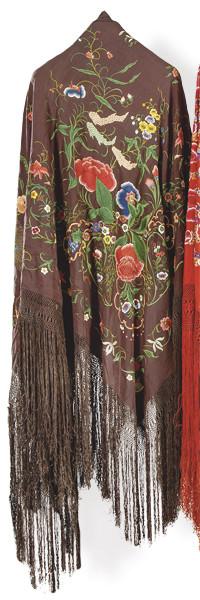 Lote 1376: Mantón de Manila marrón con bordados de colores de plumas de pavo real y flores