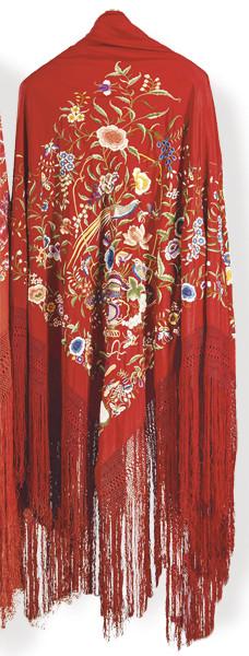 Lote 1378: Mantón de Manila rojo con bordados de flores de colores