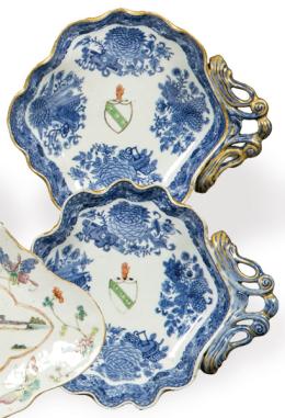 Lote 1383: Pareja de fuentes aveneradas y blasonadas de porcelana de Compañía de Indias, azul y blanca, Dinastía Qing último tercio S. XVIII.
