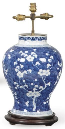 Lote 1387
Lámpara de mesa realizada con un jarrón chino en porcelana azul y blanco, Dinastía Qing ff. S. XIX.