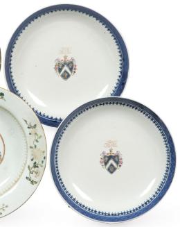 Lote 1393
Pareja de platos hondos blasonados de porcelana de Compañía de Indias, en azul y blancao y rosa, Dinastía Qing, época de Qianlong (1736-95).