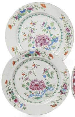 Lote 1394: Pareja de platos de porcelana de Compañía de Indias, Famlia Rosa, Dinastía Qing, época de Qianlong (1736-95)