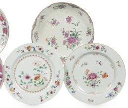 Lote 1396: Tres platos de porcelana de Compañía de Indias Familia Rosa, Dinastía Qing, época de Qianlong (1736-95)