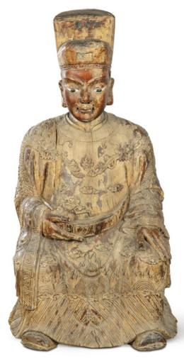 Lote 1399
"Emperador Sentado" tallado en madera con restos de policromía, Dinastía Qing S. XVIII.