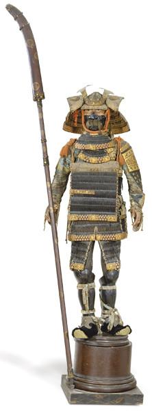 Lote 1410
Yoroi antigua completa realizada en metal lacado, seda y textil, Periodo Edo o Perido Meiji S. XIX.