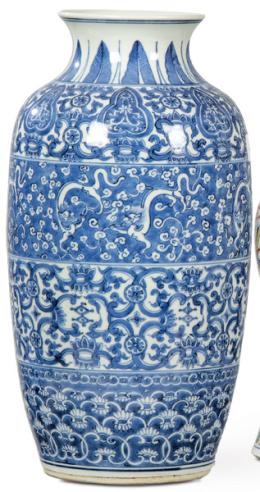 Lote 1413: Jarrón de porcelana china azul y blanco, Dinastía Qing ff. S. XIX pp. S. XX.