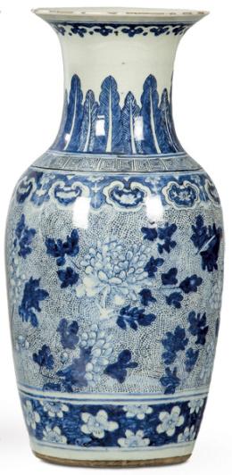 Lote 1415: Jarrón de porcelana china azul y blanco, ff. S. XIX pp. S. XX.
Con decoración de peonías, ruyi y otras flores sobre fondo de pequeños puntos.