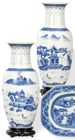 Lote 1420: Pareja de jarrones de porcelana china azul y blanco, Dinastía Qing ff. S. XIX.