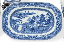 Lote 1421: Pequeña bandeja ochavada de porcelana de Compañía de Indias azul y blanco, época de Qianlong (1736-95).