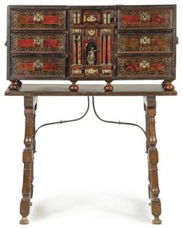 Lote 1427: Papelera Carlos II en madera ebonizada, placas de casrey, y aplicaciones de bronce.
España, segunda mitad S. XVII