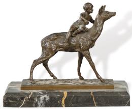 Lote 1432: "Niño Sobre Cierva" en bronce patinado, Francia S. XIX.