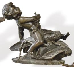 Lote 1433: Fundición de Förster & Kracht de Dusseldorf pp. S. XX
"Niño con Saltamontes"
Pequeña figura en bronce patinado. Firmada.