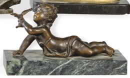 Lote 1434
"Niña con Paloma" en bronce patinado, Francia pp. S. XX.