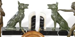 Lote 1444: Pareja de sujetalibros en metal patinado en forma de perros, Francia h. 1930.