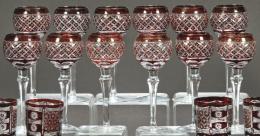 Lote 1447: Doce copas de cristal de Bohemia talladas esmaltadas en rojo rubi