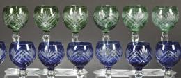 Lote 1449
Juego de seis copas de cristal de Bohemia tallado y parcialmente esmaltado en verde.